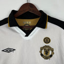 Camisa Dupla Face Retrô Manchester United Umbro 2001/02 100 Anos Masculina Branca e Preta ou Dourada - MAJESTO BR